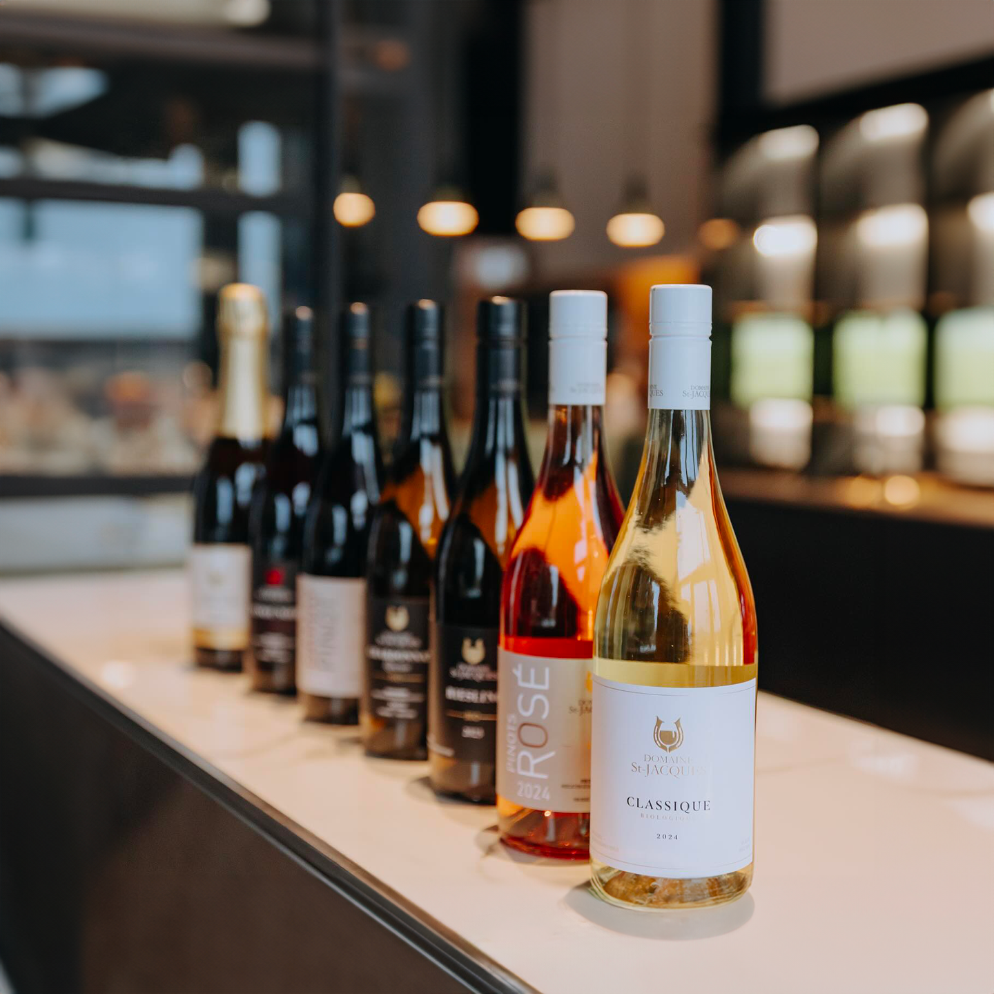 Photo de bouteilles alignées sur un comptoir